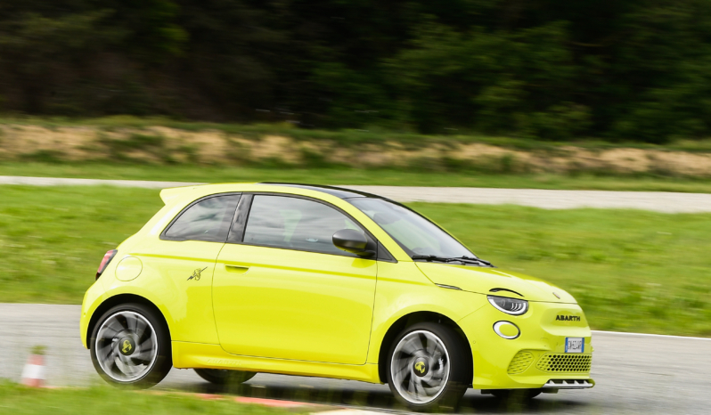 
								Abarth 500e full									