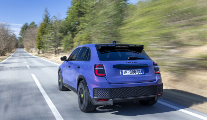 
								Abarth 600e Competizione full									