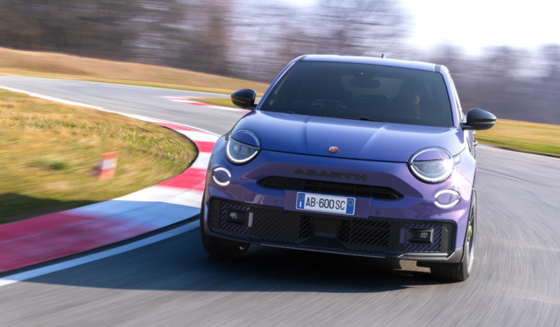 
								Abarth 600e Competizione full									