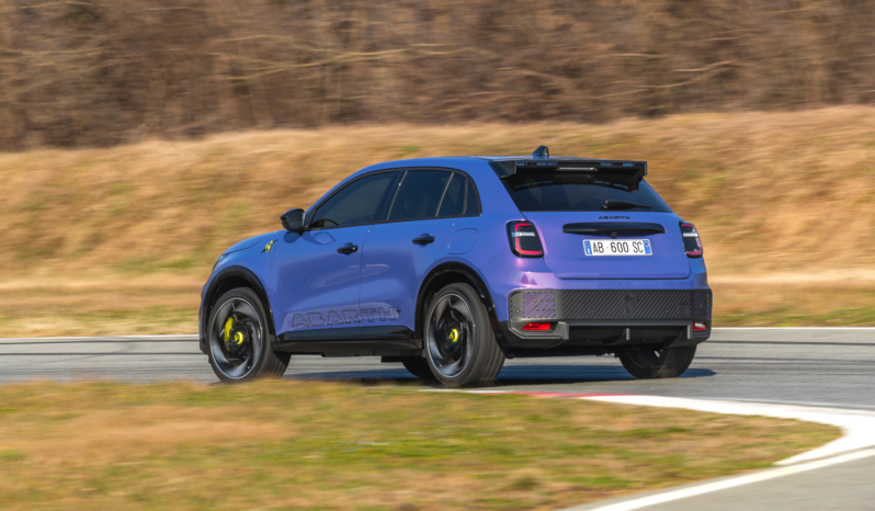 
								Abarth 600e Competizione full									