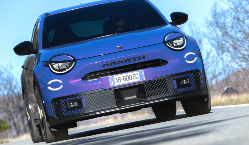 
								Abarth 600e Competizione full									