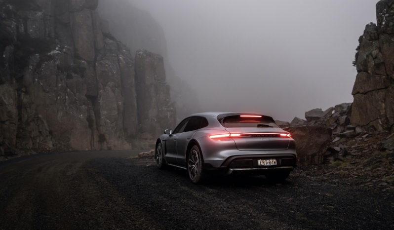 
								Porsche Taycan 4 Cross Turismo full									