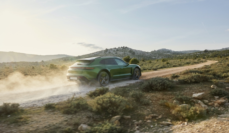 
								Porsche Taycan Turbo S Cross Turismo full									