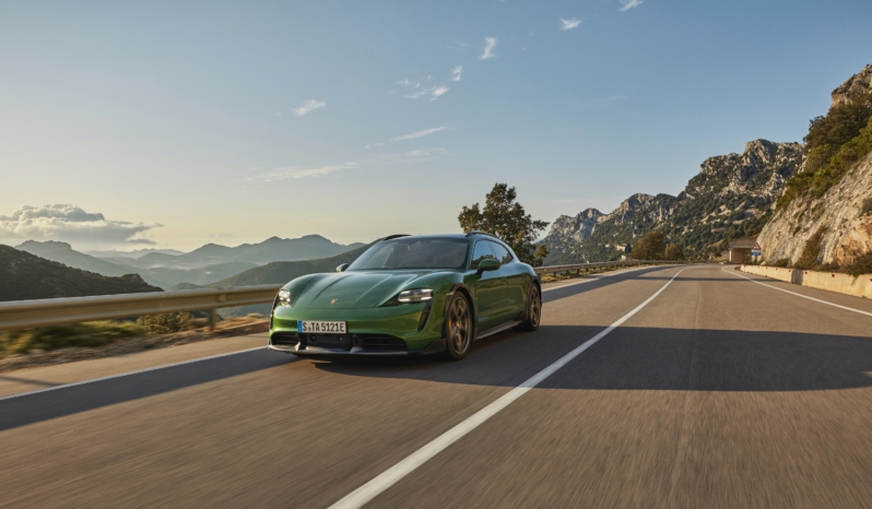 
								Porsche Taycan Turbo S Cross Turismo full									