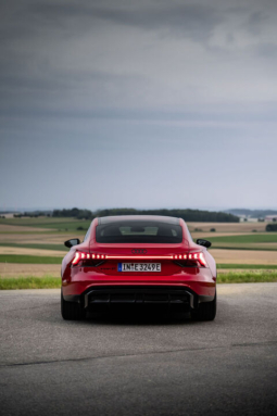 
										Audi e-tron GT quattro full									