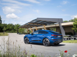 
										Audi SQ6 Sportback e-tron full									