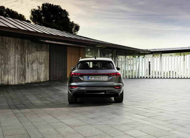 
								Audi SQ6 e-tron full									