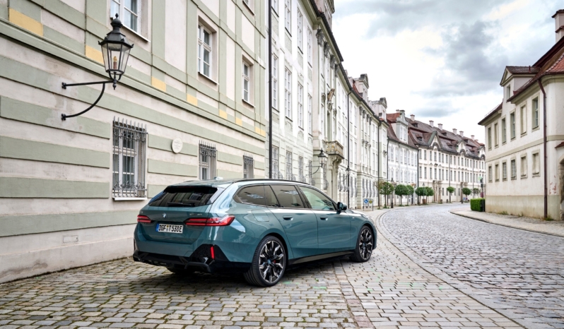 
								BMW i5 eDrive40 Touring full									