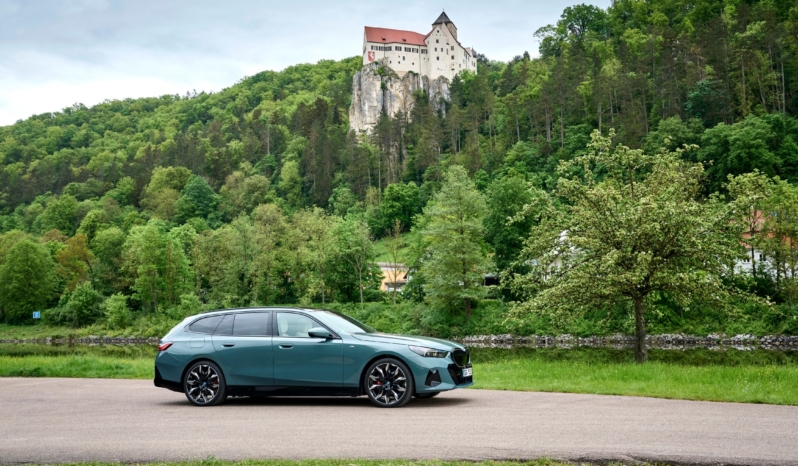 
								BMW i5 eDrive40 Touring full									