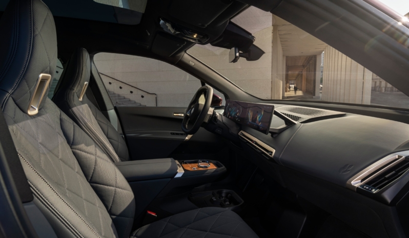 
								BMW iX M70 xDrive full									