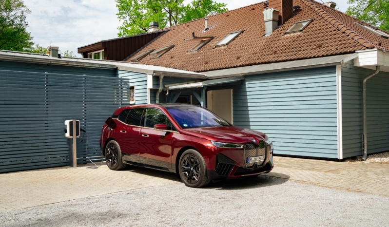 
								BMW iX M70 xDrive full									
