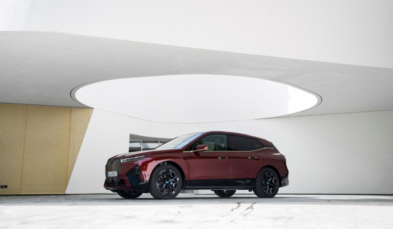 
								BMW iX M70 xDrive full									