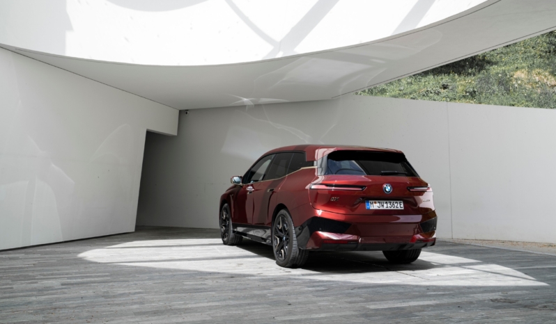 
								BMW iX M70 xDrive full									