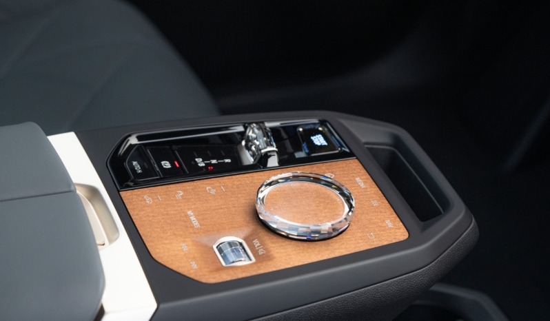 
								BMW iX M70 xDrive full									