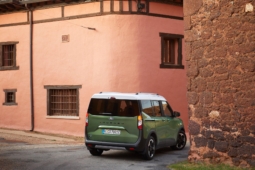 
										Ford E-Tourneo Courier full									
