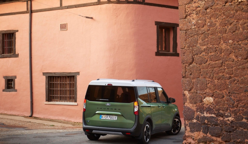 
								Ford E-Tourneo Courier full									