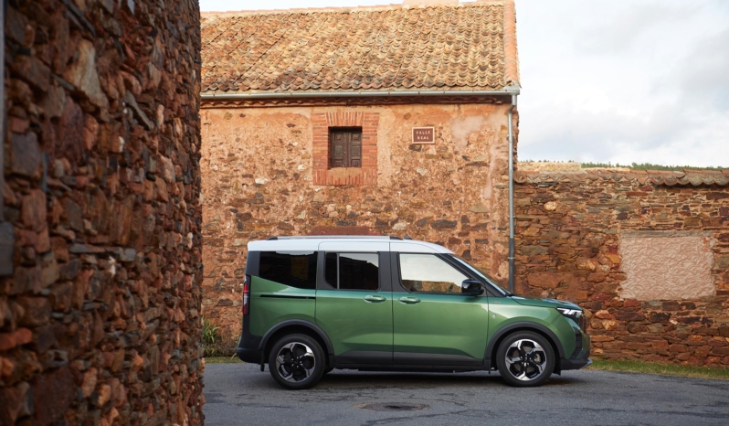 
								Ford E-Tourneo Courier full									