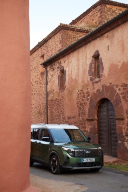 
										Ford E-Tourneo Courier full									
