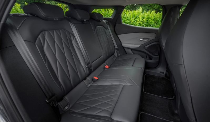 
								Ford Explorer Standard Range RWD full									
