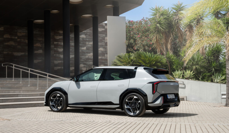 
								Kia EV4 AWD full									