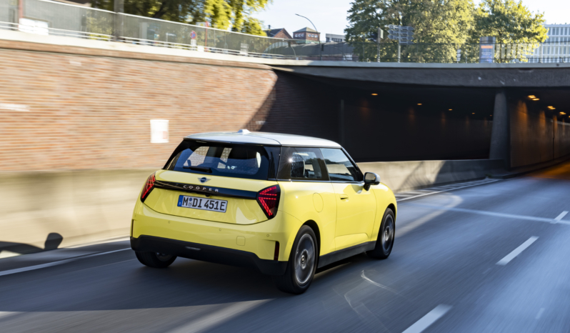 
								MINI Cooper E full									