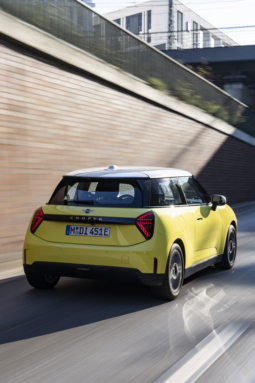 
										MINI Cooper E full									