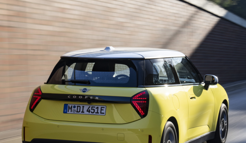 
								MINI Cooper E full									