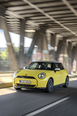
										MINI Cooper E full									