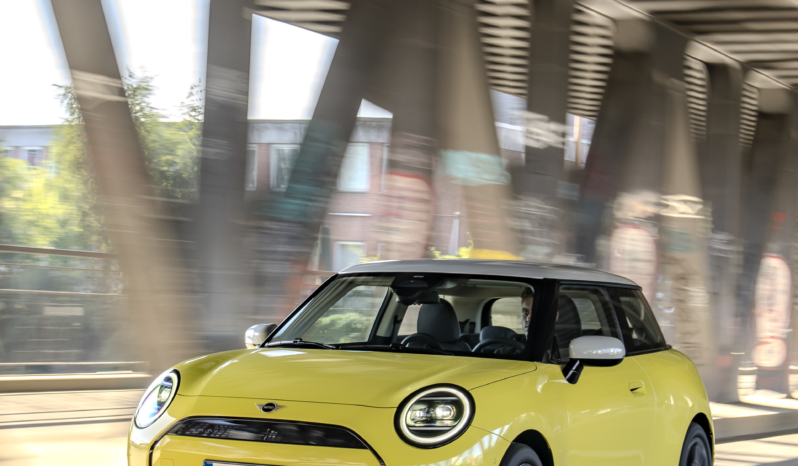 
								MINI Cooper E full									