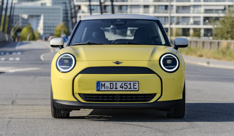 
								MINI Cooper E full									