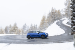 
										MINI Cooper SE full									