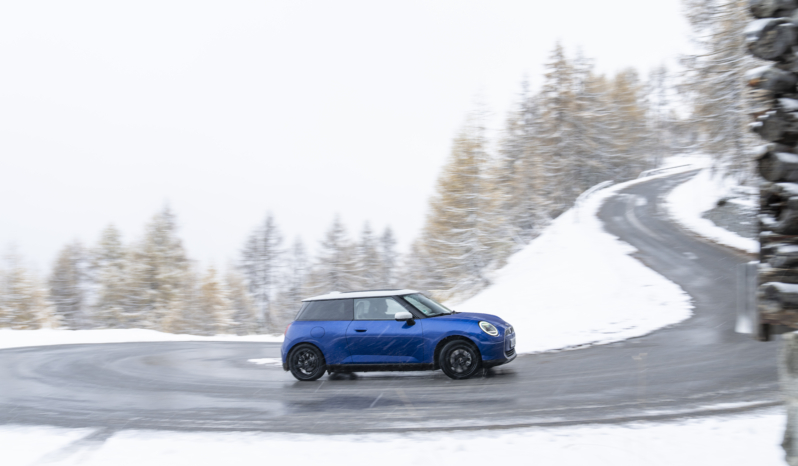 
								MINI Cooper SE full									