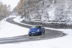 
										MINI Cooper SE full									