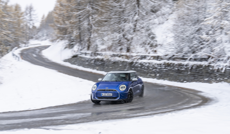 
								MINI Cooper SE full									