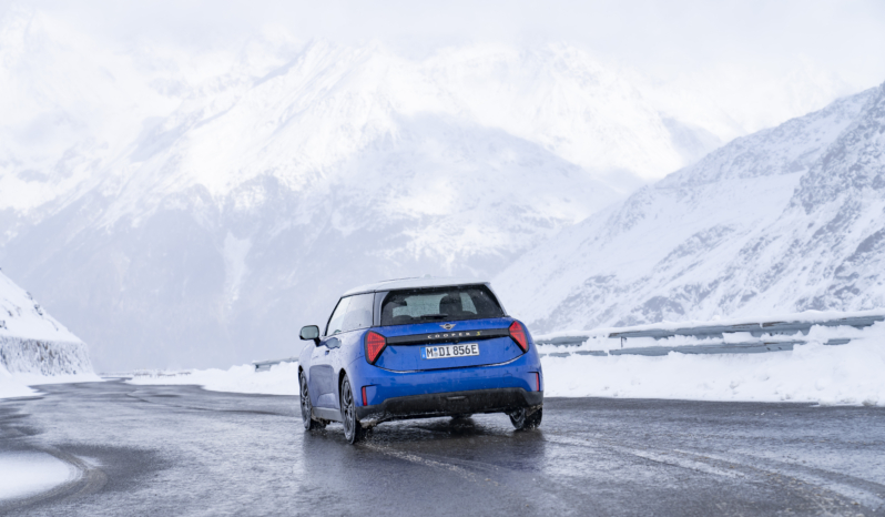 
								MINI Cooper SE full									
