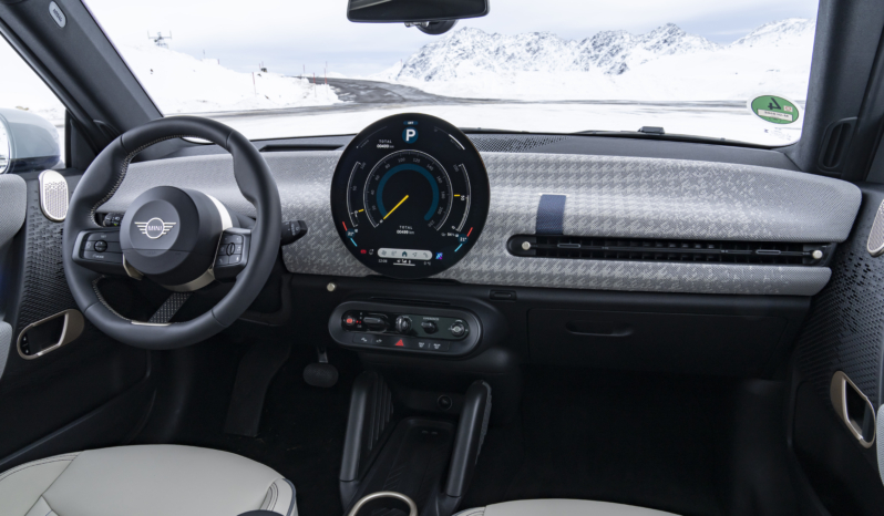 
								MINI Cooper SE full									