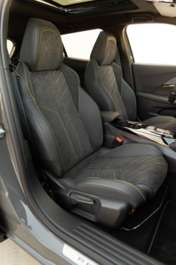 
										Peugeot E-2008 156 full									