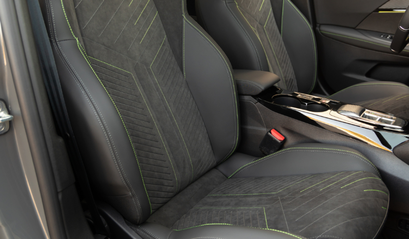 
								Peugeot E-2008 156 full									