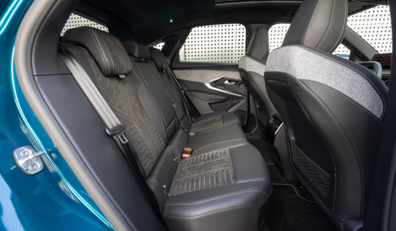 
								Peugeot E-3008 210 full									
