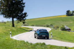 
										Peugeot E-3008 210 full									