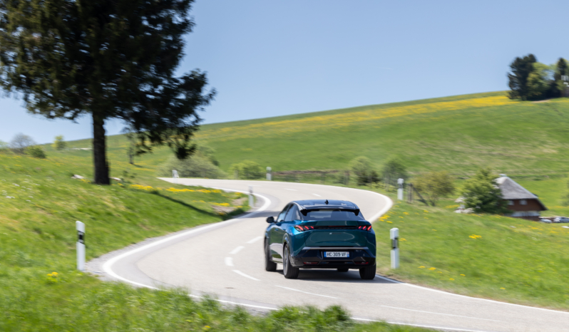 
								Peugeot E-3008 210 full									