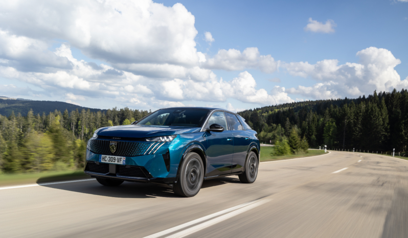 
								Peugeot E-3008 210 full									