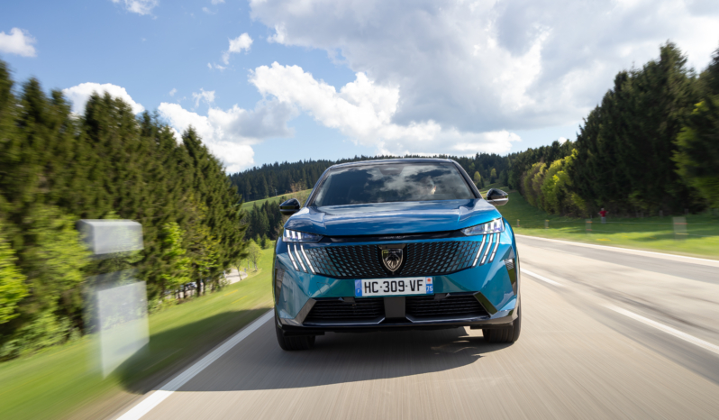 
								Peugeot E-3008 210 full									