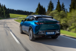 
										Peugeot E-3008 210 full									