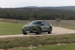 
										Peugeot E-408 210 full									
