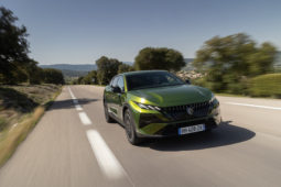 
										Peugeot E-408 210 full									