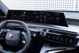 
										Peugeot E-5008 210 full									
