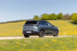
										Peugeot E-5008 210 full									