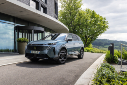 
										Peugeot E-5008 210 full									