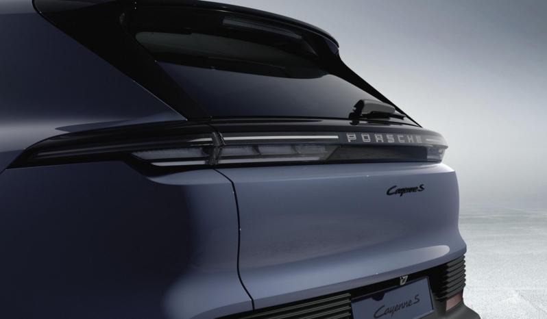 
								Porsche Cayenne Electric full									